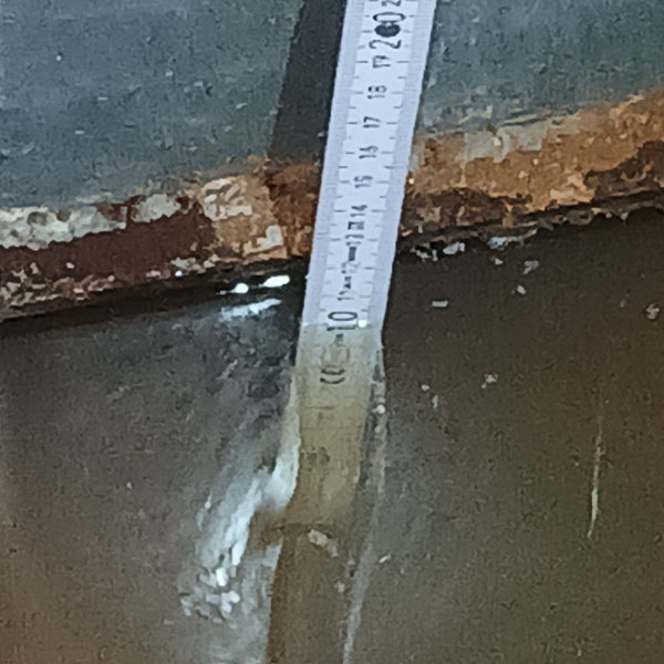 Überflutetes Untergeschoss nach Starkregen, das Wasser steht mehrere Zentimeter hoch