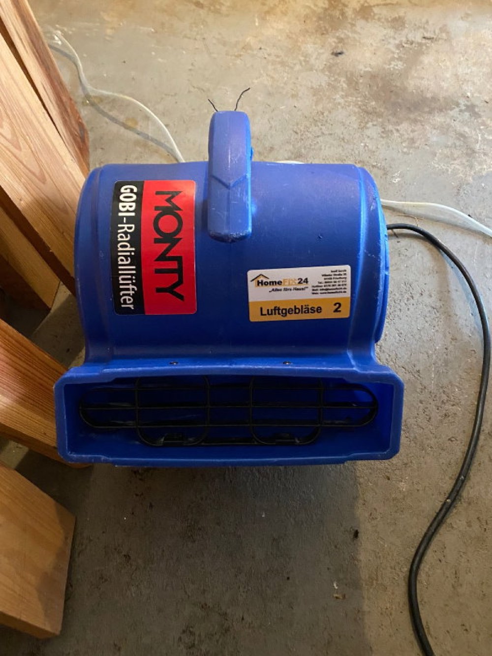 Radiallüfter aus dem Mietbestand von HomeFix24, mit eigener Inventarnummer beschriftet