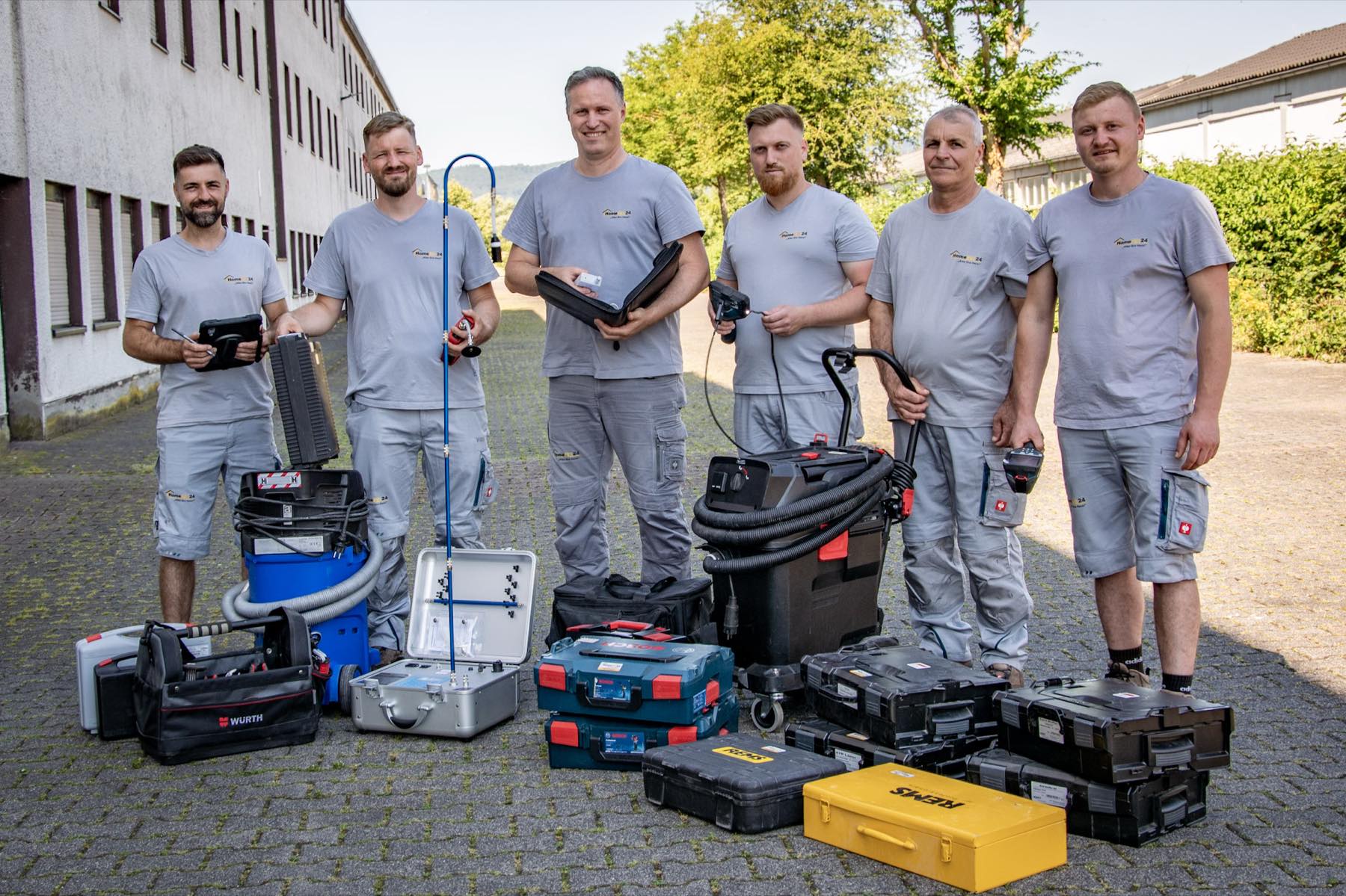 Das HomeFix24-Team mit eigener Mess-, Ortungs- und Trocknungstechnik